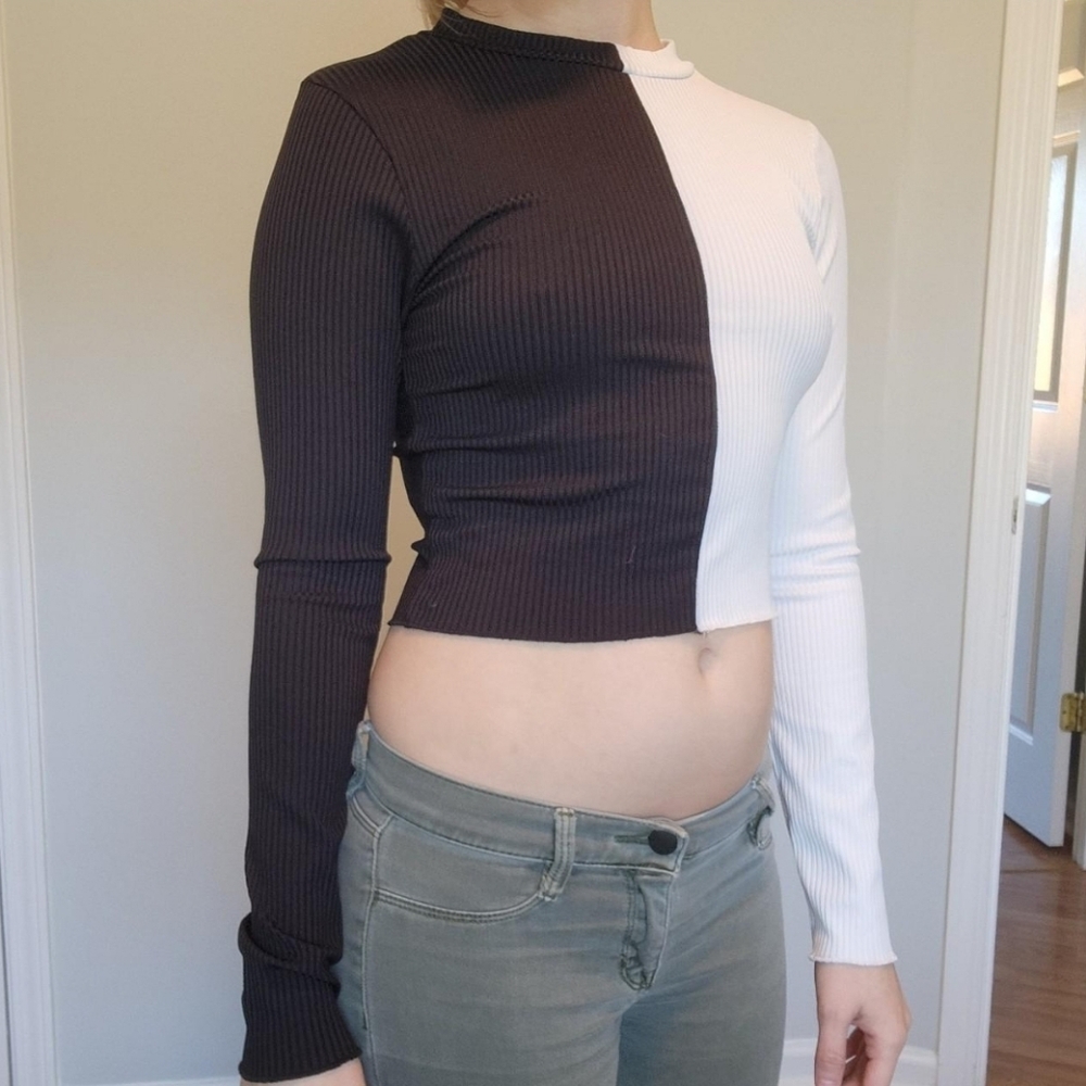Cute Split Color Ribbed Long Sleeve Cropped Top